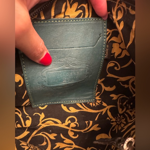*SOLD ON ANOTHER PLATFORM* Leaders in Leather Crossbody w/ Convertible Straps - Picture 10 of 10